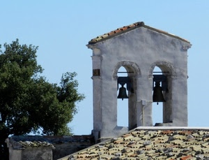 campane, tetto, albero, campanile, tegole, due, cielo, vela, tetti, azzurro, chiesa, alberi, bianco