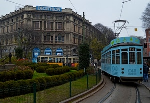 tram, palazzo, aiuola, binari, rotaie, celeste, verde, insegna, aiuole, piante