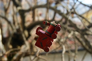 giocattolo, rosso, legno, ruote, locomotiva, trenino, treno, rami, appeso, filo, sfocato