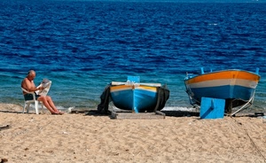 barche, sabbia, mare, spiaggia, sedia, uomo, blu, acqua, giornale, azzurro, due, leggere, arancione