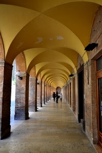 archi, giallo, colonne, portico, portici, prospettiva, persone, gente, porticato, lampione, volte