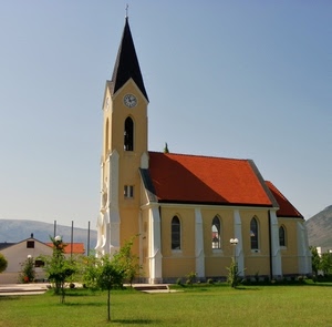 chiesa, campanile, prato, alberi, orologio, croce, tetto, finestre, giallo, rosso, cielo