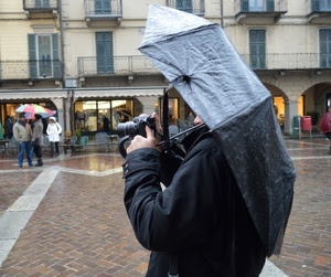 pioggia, ombrello, fotografo, piazza, fotocamera, scatto