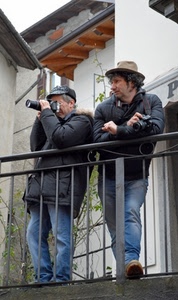 ringhiera, uomini, due, fotografi, balcone, cappelli, fotografo, fotografare, persone, jeans, macchina, obiettivo, cappello