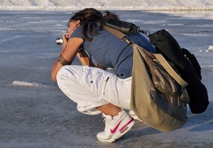 scarpe, borse, fotografa, fotocamera, bianco, pantaloni, fotografo, zaino, neve, ragazza, donna, acqua, strada, azzurro, rosso, maglietta