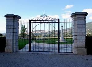 cancello, cimitero, croce, erba, nuvole, pilastri, verde, scritta, colonne, assisi, ferro