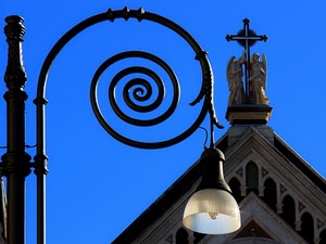 lampione, spirale, croce, angeli, cielo, chiesa, azzurro, statue, palo, ferro, lampada, blu