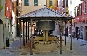 lavatoio, finestre, piazza, tetto, case, tettoia, bandierine, persiane, palazzi, fontana