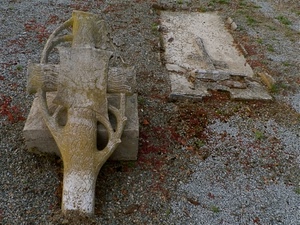 cimitero, croce, croci, tomba, rami, tombe, scultura, cemento, sassi, foglie, tronco, terra, pietra, albero, ghiaia, terreno