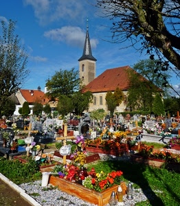 cimitero, fiori, tombe, campanile, chiesa, croci, cielo