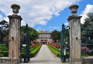 villa, cancello, pilastri, viale, ingresso, nuvole, palazzo, siepe, vasi