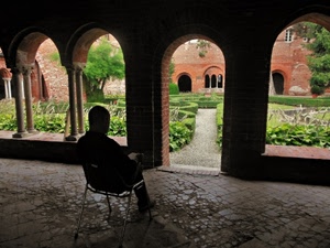 archi, sedia, giardino, chiostro, colonne, siepi, persona, aiuole, portico, piante