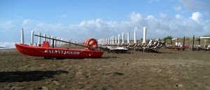 spiaggia, ombrelloni, nuvole, sabbia, mare, sdraio, barca, pattino, rosso