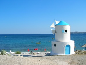 mare, bianco, spiaggia, mulino, ombrelloni, azzurro, acqua, rosso, cielo, porta, canoe, orizzonte, finestre, pale, rossi, celeste, sabbia