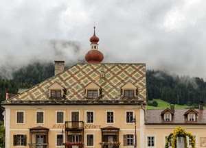 tetto, finestre, abbaini, hotel, nuvole, fiori, cupola, alberi, campanile, albergo, balconi, nebbia, camino, tetti, comignolo, palazzo, persiane, bosco, comignoli, balcone