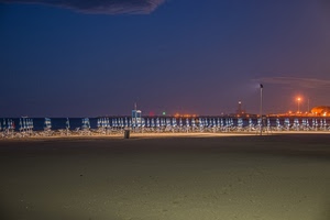 ombrelloni, luci, sabbia, spiaggia, cielo, mare, notte, azzurro, lampioni, nuvole, paesaggio, blu, notturno, acqua