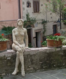 fiori, statua, vasi, muretto, finestre, donna, verde, porte, piante, rosso, lampione, scultura, seduta, edera, gambe, foglie