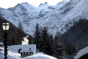 neve, lampione, montagna, tetti, alberi, baita, inverno, comignoli, montagne, fumo, camini, bianco