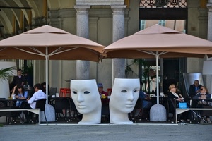 ombrelloni, sedie, colonne, persone, bianco, maschere, seduti, bar, tavoli, tavolini, grigio, strada, marrone, facce