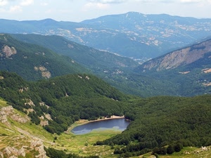 lago, montagne, alberi, panorama, verde, boschi, montagna, erba, acqua, bosco, paesaggio, prati, azzurro, nuvole, laghetto, valle