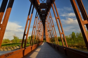 ponte, nuvole, cielo, alberi, fiume, prospettiva, ferro, legno, strada, simmetria, verde, travi, acqua, ombra, ruggine