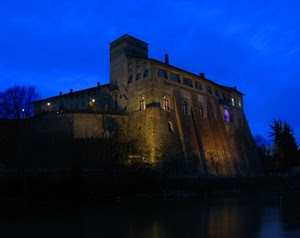 castello, finestre, luci, notturno, notte, fortezza, fiume, acqua, blu, cielo, torre, alberi
