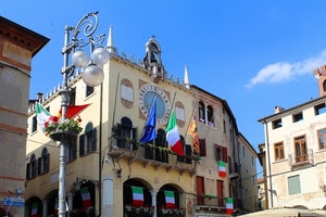 bandiere, lampione, cielo, orologio, finestre, tricolore, balconi, palle, palazzo, archi, azzurro, campana, fiori, palazzi, case, meridiana, edifici, nuvole, tre, merli, balcone