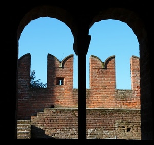 colonna, archi, merli, scala, castello, mattoni, cielo, gradini, bifora, scalini, cornice, muro, azzurro, finestra, arco, due, medioevo