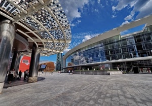 nuvole, cielo, architettura, colonne, riflessi, moderno, vetro, azzurro, piazza, edifici, finestre, vetri, grattacielo, persone, vetrate, strada, milano, acciaio, tettoia, piazzale, grattacieli