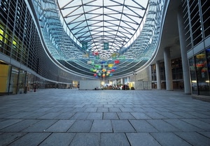 colonne, pavimento, galleria, bandiere, colori, soffitto, geometrie, rettangoli, luce, architettura, mattoni, negozi, vetrine, triangoli, vetro, piastrelle, vetrata, vetrate, luci, cielo