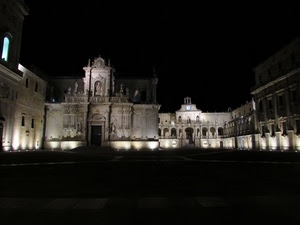 luci, chiesa, orologio, statue, piazza, colonne, notte, notturno, buio, archi, portone, nero, duomo, cattedrale, facciata, finestre, ombre