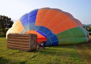mongolfiera, prato, verde, cielo, cesto, erba, colori, cesta, arancione, pallone, albero, arancio, azzurro, giallo, alberi, multicolore, blu