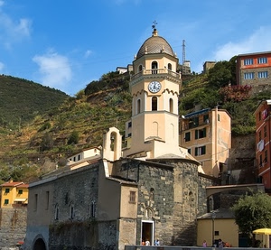 chiesa, campanile, orologio, case, collina, cielo, finestre, cupola, verde, porta, croce, nuvole, campana, lancette, alberi