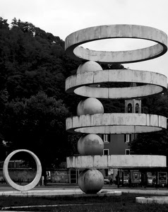 sfere, alberi, cerchi, bianconero, campanile, palle, anelli, scultura, monumento, campane, nero, case, finestre, cemento