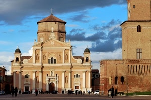 chiesa, piazza, persone, nuvole, cielo, croce, croci, castello, facciata, orologio