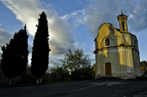 chiesa, campanile, alberi, nuvole, cielo, cipressi, porta, ombre