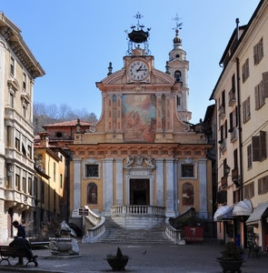 chiesa, orologio, campanile, piazza, scalinata, affresco, fontana, croci, panchina, case, scale, balaustra, gradini, portone, finestre, palazzi, vasi