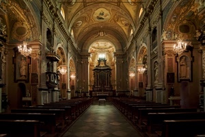 chiesa, interno, navata, altare, panche, banchi, lampadari, luci