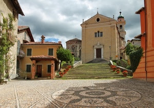 chiesa, piazza, scala, scalinata, vasi, fiori, mosaico, campanile, case