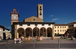 chiesa, piazza, campanile, torre, orologio, archi, colonne, persone, portico, passanti