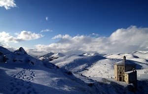 neve, nuvole, chiesa, inverno, montagne, calascio, chiesetta, cielo, bianco, orme