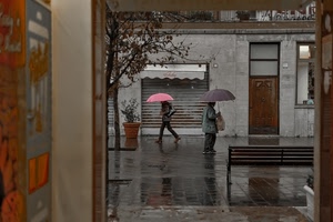 panchina, pioggia, ombrelli, persone, bagnato, strada, due, ombrello