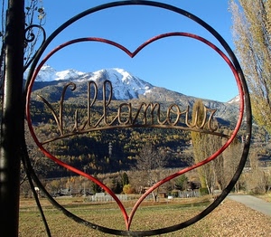 alberi, neve, cuore, montagna, insegna, cielo, verde, azzurro, scritta, montagne, cerchio, ferro, prato, rosso, prati, bianco, bosco, metallo