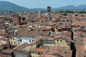 tetti, città, finestre, campanili, campanile, torri, case, cielo, panorama, montagne, alberi, paese, marrone, torre, palazzi, azzurro, edifici, colline