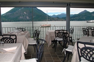 barca, sedie, lago, tavoli, tovaglie, acqua, ristorante, bianco, ringhiera, tavolini, monti, montagna, montagne, bicchieri, nero, cuscini