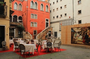 sedie, finestre, tovaglie, tavolini, archi, tavoli, murales, rosso, piazza, case, bianco, palazzi, tappeto, scala, ristorante, porte, cortile, presepe, bifore, balconi, rosa