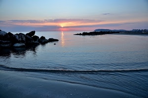 tramonto, mare, scogli, acqua, cielo, sole, nuvole, alba, azzurro, onda, spiaggia, scogliera, riflesso, riflessi, frangiflutti, orizzonte, onde