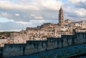 campanile, case, muro, nuvole, città, finestre, panorama, chiesa, palazzi, cielo, archi, strada, bifore, paesaggio, borgo, matera
