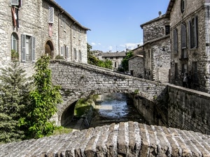 case, ponte, alberi, cielo, torrente, finestre, pietra, ponti, acqua, fiume, borgo, verde, arco, paese, piante, pietre, grigio, azzurro, nuvole, mattoni