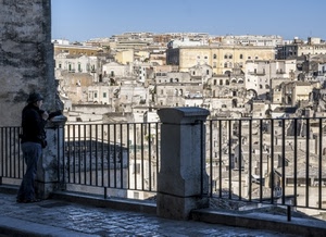 ringhiera, case, città, persona, cielo, finestre, tetti, panorama, marciapiede, uomo, muro, cappello, palazzi, azzurro, ombra, pilastro, colonna, ferro, sole